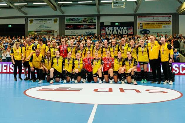 Die Mannschaft von Borussia Dortmund mit den Medaillen zum zweiten Platz in der Meisterschaft GER, HSG Blomberg-Lippe vs. Borussia Dortmund, Handball, 1. Bundesliga Frauen, Play-Offs, Finale, Spiel 3, 31.05.2026 GER, HSG Blomberg-Lippe vs. Borussia Dortmund, Handball, 1. Bundesliga Frauen, Play-Offs, Finale, Spiel 3, 31.05.2026 Blomberg Copyright: xEibner-Pressefoto JanxRollingerx EP_JSK