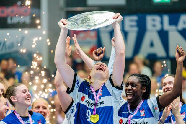 Die Mannschaft von HSG Blomberg-Lippe jubelt ueber den Gewinn der Deutschen Meisterschaft, Nieke Kuehne (HSG Blomberg-Lippe, 09) haelt die Meisterschaftsschale GER, HSG Blomberg-Lippe vs. Borussia Dortmund, Handball, 1. Bundesliga Frauen, Play-Offs, Finale, Spiel 3, 31.05.2026 GER, HSG Blomberg-Lippe vs. Borussia Dortmund, Handball, 1. Bundesliga Frauen, Play-Offs, Finale, Spiel 3, 31.05.2026 Blomberg Copyright: xEibner-Pressefoto JanxRollingerx EP_JSK