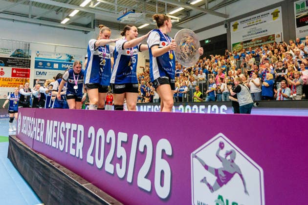 Die Mannschaft von HSG Blomberg-Lippe jubelt ueber den Gewinn der Deutschen Meisterschaft GER, HSG Blomberg-Lippe vs. Borussia Dortmund, Handball, 1. Bundesliga Frauen, Play-Offs, Finale, Spiel 3, 31.05.2026 GER, HSG Blomberg-Lippe vs. Borussia Dortmund, Handball, 1. Bundesliga Frauen, Play-Offs, Finale, Spiel 3, 31.05.2026 Blomberg Copyright: xEibner-Pressefoto JanxRollingerx EP_JSK