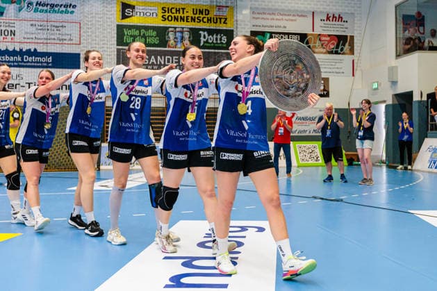 Die Mannschaft von HSG Blomberg-Lippe jubelt ueber den Gewinn der Deutschen Meisterschaft, Ona Vegue (HSG Blomberg-Lippe, 14) haelt die Meisterschaftsschale GER, HSG Blomberg-Lippe vs. Borussia Dortmund, Handball, 1. Bundesliga Frauen, Play-Offs, Finale, Spiel 3, 31.05.2026 GER, HSG Blomberg-Lippe vs. Borussia Dortmund, Handball, 1. Bundesliga Frauen, Play-Offs, Finale, Spiel 3, 31.05.2026 Blomberg Copyright: xEibner-Pressefoto JanxRollingerx EP_JSK