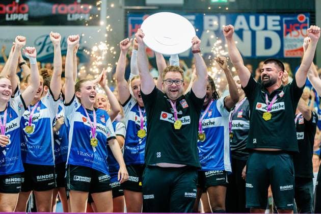 Die Mannschaft von HSG Blomberg-Lippe jubelt ueber den Gewinn der Deutschen Meisterschaft, Steffen Birkner (HSG Blomberg-Lippe, Trainer) haelt die Meisterschaftsschale GER, HSG Blomberg-Lippe vs. Borussia Dortmund, Handball, 1. Bundesliga Frauen, Play-Offs, Finale, Spiel 3, 31.05.2026 GER, HSG Blomberg-Lippe vs. Borussia Dortmund, Handball, 1. Bundesliga Frauen, Play-Offs, Finale, Spiel 3, 31.05.2026 Blomberg Copyright: xEibner-Pressefoto JanxRollingerx EP_JSK