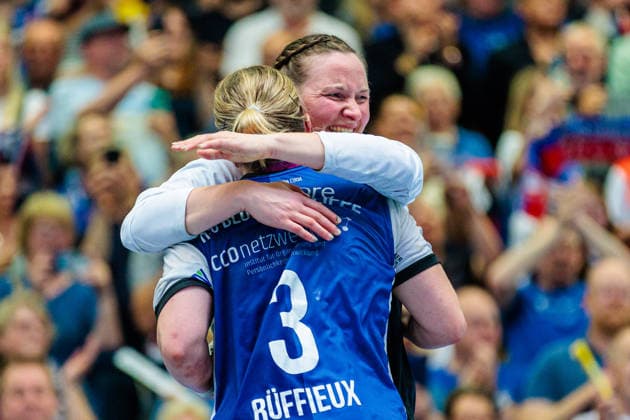 (L-R) Laura Rueffieux (HSG Blomberg-Lippe, 03), Melanie Veith (HSG Blomberg-Lippe, 16) jubeln ueber den Gewinn der Deutschen Meisterschaft GER, HSG Blomberg-Lippe vs. Borussia Dortmund, Handball, 1. Bundesliga Frauen, Play-Offs, Finale, Spiel 3, 31.05.2026 GER, HSG Blomberg-Lippe vs. Borussia Dortmund, Handball, 1. Bundesliga Frauen, Play-Offs, Finale, Spiel 3, 31.05.2026 Blomberg Copyright: xEibner-Pressefoto JanxRollingerx EP_JSK