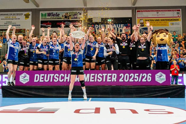Die Mannschaft von HSG Blomberg-Lippe jubelt ueber den Gewinn der Deutschen Meisterschaft, Laura Rueffieux (HSG Blomberg-Lippe, 03) haelt die Meisterschaftsschale GER, HSG Blomberg-Lippe vs. Borussia Dortmund, Handball, 1. Bundesliga Frauen, Play-Offs, Finale, Spiel 3, 31.05.2026 GER, HSG Blomberg-Lippe vs. Borussia Dortmund, Handball, 1. Bundesliga Frauen, Play-Offs, Finale, Spiel 3, 31.05.2026 Blomberg Copyright: xEibner-Pressefoto JanxRollingerx EP_JSK