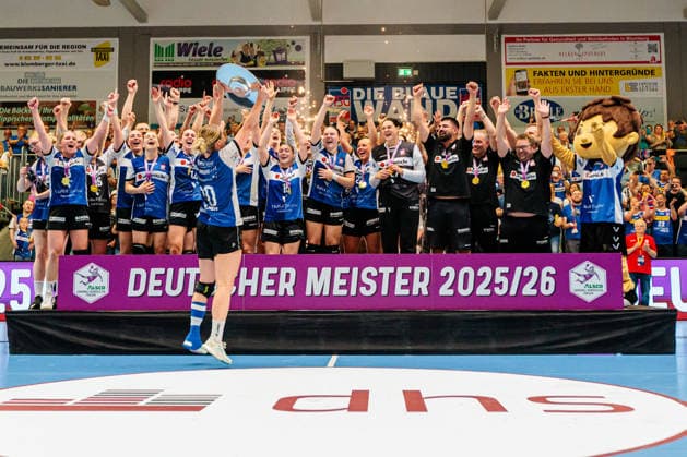 Die Mannschaft von HSG Blomberg-Lippe jubelt ueber den Gewinn der Deutschen Meisterschaft, Maxi Muehlner (HSG Blomberg-Lippe, 10) haelt die Meisterschaftsschale GER, HSG Blomberg-Lippe vs. Borussia Dortmund, Handball, 1. Bundesliga Frauen, Play-Offs, Finale, Spiel 3, 31.05.2026 GER, HSG Blomberg-Lippe vs. Borussia Dortmund, Handball, 1. Bundesliga Frauen, Play-Offs, Finale, Spiel 3, 31.05.2026 Blomberg Copyright: xEibner-Pressefoto JanxRollingerx EP_JSK