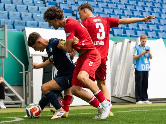 Dreikampf an der Eckpfahne, Matthew Moore (TSG Hoffenheim U19, 08) am Ball, Alessandro Puzzo (1. FC Koeln U19, 11), Jonathan Friemel (1. FC Koeln U19, 03) GER, TSG Hoffenheim vs 1. FC Koeln, Fussball, Finale Deutsche Meisterschaft A-Junioren (U19), Spielzeit 2025 2026, 31.05.2026 GER, TSG Hoffenheim vs 1. FC Koeln, Fussball, Finale Deutsche Meisterschaft A-Junioren (U19), Spielzeit 2025 2026, 31.05.2026 Sinsheim Copyright: xEibner-Pressefoto CarstenxSchwerx EP_CSG