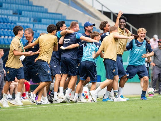 Bank nach Abpfiff feiert den Finalsieg, in der Mitte mit Kappe Paul Ehmann (TSG Hoffenheim U19, Trainer) GER, TSG Hoffenheim vs 1. FC Koeln, Fussball, Finale Deutsche Meisterschaft A-Junioren (U19), Spielzeit 2025 2026, 31.05.2026 GER, TSG Hoffenheim vs 1. FC Koeln, Fussball, Finale Deutsche Meisterschaft A-Junioren (U19), Spielzeit 2025 2026, 31.05.2026 Sinsheim Copyright: xEibner-Pressefoto CarstenxSchwerx EP_CSG