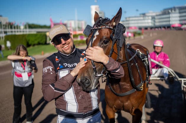 31.05.2026, Siegerehrung: Allegiant (7) mit Örjan Kihlström gewinnt den Elitloppet 2026. Im Bild Trainer Daniel Redà n. Trabrennbahn Mariendorf. . (Allegiant, Örjan Kihlström, Elitloppet 2026, Sieg, Sieger, Siegerehrung, Daniel Redà n) Copyright (c) Marius Schwarz, Fotograf,Mobil: 0049(0)176 28 311 040, Web: www.traberpixx.de, e-mail: info@traberpixx.de,NO MODEL RELEASE - bei Verwendung des Fotos ausserhalb journalistischer Zwecke bitte Ruecksprache halten - Foto ist honorarpflichtig!