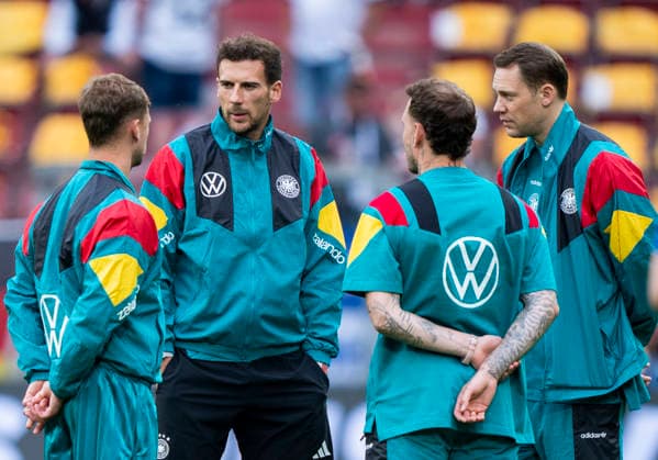 Leon Goretzka (Deutschland, 8) mitte, im Gespräch mit Joshua Kimmich (Deutschland, 6) li. und David Raum (Deutschland, 22) (verdeckt) und Manuel Neuer (Deutschland, 1) Deutschland - Finnland, Fussball, Länderspiel WM Testspiel, MEWA Arena Mainz, 31.05.2026 WICHTIGER HINWEIS: Gemäß den Vorgaben der DFL Deutsche Fußball Liga bzw. des DFB Deutscher Fußball-Bund ist es untersagt, in dem Stadion und oder vom Spiel angefertigte Fotoaufnahmen in Form von Sequenzbildern und oder videoähnlichen Fotostrecken zu verwerten bzw. verwerten zu lassen. Copyright: HMBxMedia xMarcoxBader