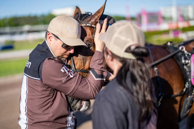 31.05.2026, Siegerehrung: Allegiant (7) mit Örjan Kihlström gewinnt den Elitloppet 2026. Im Bild Trainer Daniel Redà n. Trabrennbahn Mariendorf. . (Allegiant, Örjan Kihlström, Elitloppet 2026, Sieg, Sieger, Siegerehrung, Daniel Redà n) Copyright (c) Marius Schwarz, Fotograf,Mobil: 0049(0)176 28 311 040, Web: www.traberpixx.de, e-mail: info@traberpixx.de,NO MODEL RELEASE - bei Verwendung des Fotos ausserhalb journalistischer Zwecke bitte Ruecksprache halten - Foto ist honorarpflichtig!