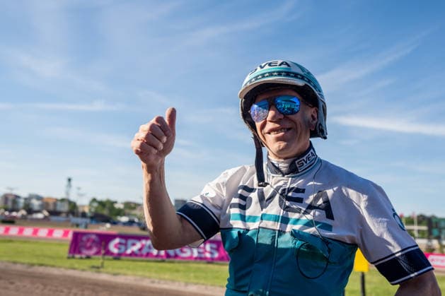 31.05.2026, Siegerehrung: Allegiant (7) mit Örjan Kihlström gewinnt den Elitloppet 2026. Im Bild Fahrer Örjan Kihlström. Trabrennbahn Mariendorf. . (Allegiant, Örjan Kihlström, Elitloppet 2026, Sieg, Sieger, Siegerehrung) Copyright (c) Marius Schwarz, Fotograf,Mobil: 0049(0)176 28 311 040, Web: www.traberpixx.de, e-mail: info@traberpixx.de,NO MODEL RELEASE - bei Verwendung des Fotos ausserhalb journalistischer Zwecke bitte Ruecksprache halten - Foto ist honorarpflichtig!