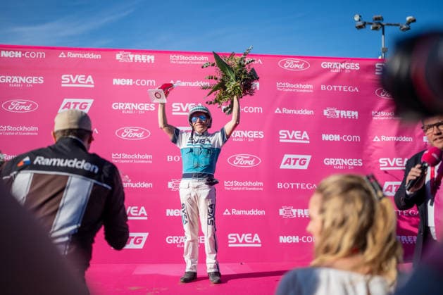 31.05.2026, Siegerehrung: Allegiant (7) mit Örjan Kihlström gewinnt den Elitloppet 2026. Im Bild Fahrer Örjan Kihlström. Trabrennbahn Mariendorf. . (Allegiant, Örjan Kihlström, Elitloppet 2026, Sieg, Sieger, Siegerehrung) Copyright (c) Marius Schwarz, Fotograf,Mobil: 0049(0)176 28 311 040, Web: www.traberpixx.de, e-mail: info@traberpixx.de,NO MODEL RELEASE - bei Verwendung des Fotos ausserhalb journalistischer Zwecke bitte Ruecksprache halten - Foto ist honorarpflichtig!