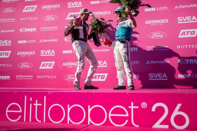 31.05.2026, Siegerehrung: Allegiant (7) mit Örjan Kihlström gewinnt den Elitloppet 2026. Im Bild Trainer Daniel Redà n und Fahrer Örjan Kihlström. Trabrennbahn Mariendorf. . (Allegiant, Örjan Kihlström, Elitloppet 2026, Sieg, Sieger, Siegerehrung, Daniel Redà n) Copyright (c) Marius Schwarz, Fotograf,Mobil: 0049(0)176 28 311 040, Web: www.traberpixx.de, e-mail: info@traberpixx.de,NO MODEL RELEASE - bei Verwendung des Fotos ausserhalb journalistischer Zwecke bitte Ruecksprache halten - Foto ist honorarpflichtig!