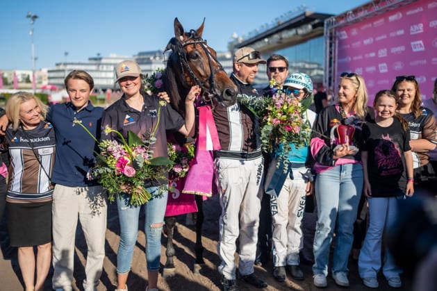 31.05.2026, Siegerehrung: Allegiant (7) mit Örjan Kihlström gewinnt den Elitloppet 2026 . Trabrennbahn Mariendorf. . (Allegiant, Örjan Kihlström, Elitloppet 2026, Sieg, Sieger, Siegerehrung) Copyright (c) Marius Schwarz, Fotograf,Mobil: 0049(0)176 28 311 040, Web: www.traberpixx.de, e-mail: info@traberpixx.de,NO MODEL RELEASE - bei Verwendung des Fotos ausserhalb journalistischer Zwecke bitte Ruecksprache halten - Foto ist honorarpflichtig!
