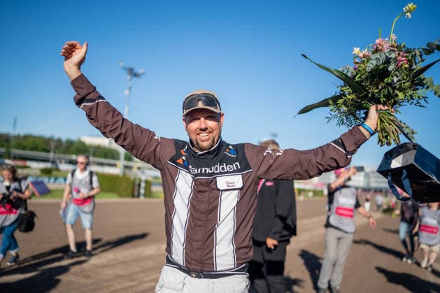 31.05.2026, Siegerehrung: Allegiant (7) mit Örjan Kihlström gewinnt den Elitloppet 2026. Im Bild Trainer Daniel Redà n. Trabrennbahn Mariendorf. . (Allegiant, Örjan Kihlström, Elitloppet 2026, Sieg, Sieger, Siegerehrung, Daniel Redà n) Copyright (c) Marius Schwarz, Fotograf,Mobil: 0049(0)176 28 311 040, Web: www.traberpixx.de, e-mail: info@traberpixx.de,NO MODEL RELEASE - bei Verwendung des Fotos ausserhalb journalistischer Zwecke bitte Ruecksprache halten - Foto ist honorarpflichtig!