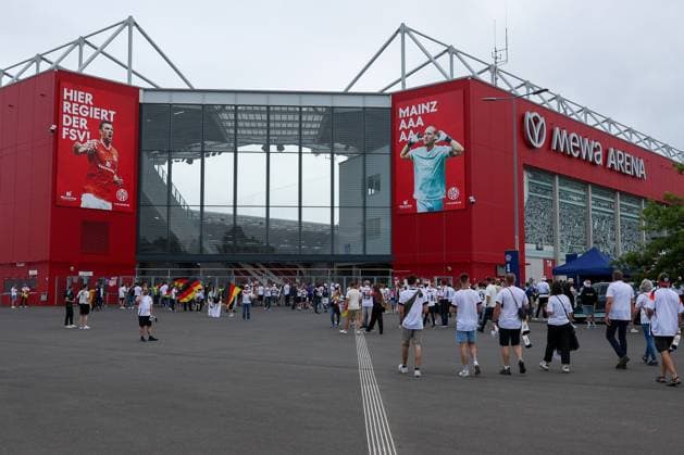 Der Spielort, die MEWA Arena zu Mainz, Fans im Vordergrund, Deutschland vs. Finnland, Fussball, Maenner, UEFA, Freundschaftsspiel, Friendly Match, DFB, Saison 2025 2026, 31.05.2026 Mainz Rheinland-Pfalz Deutschland
