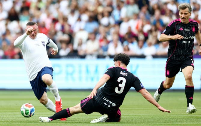 Wayne Rooney of England and Richard Gadd of World XI. England XI v World XI, Soccer Aid for Unicef 2026, Football, London Stadium, London, UK - 31 May 2026London London Stadium United Kingdom EDITORIAL USE ONLY No use with unauthorised audio, video, data, fixture lists, club league logos or live services. Online in-match use limited to 120 images, no video emulation. No use in betting, games or single club league player publications. Copyright: xJamesxMarsh Shutterstockx 16898311as