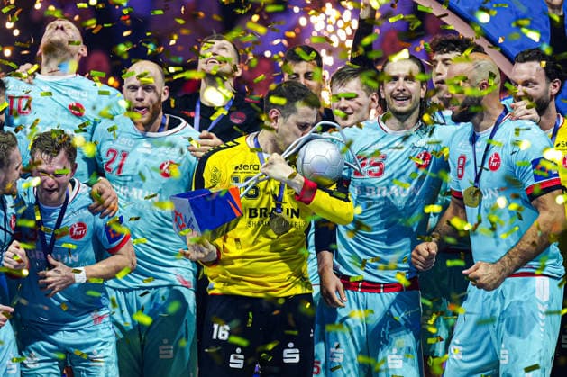 Nebojsa Simic (MT Melsungen, 16) mit EHF Pokal GER, THW Kiel vs. MT Melsungen, Handball, EHF European League, Finale, Saison 2025 2026, 31.05.2026 GER, THW Kiel vs. MT Melsungen, Handball, EHF European League, Finale, Saison 2025 2026, 31.05.2026 Hamburg Copyright: xEibner-Pressefoto MarcelxvonxFehx EP_MFN