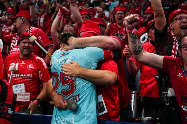 MT Melsungen jubelt Jubel nach Sieg Spielende mit den Fans GER, THW Kiel vs. MT Melsungen, Handball, EHF European League, Finale, Saison 2025 2026, 31.05.2026 GER, THW Kiel vs. MT Melsungen, Handball, EHF European League, Finale, Saison 2025 2026, 31.05.2026 Hamburg Copyright: xEibner-Pressefoto MarcelxvonxFehrnx EP_MFN