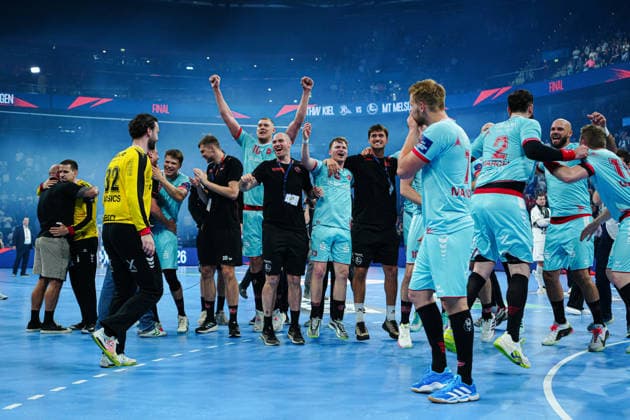 MT Melsungen feiert jubelt mit den Fans nach Sieg Spielende GER, THW Kiel vs. MT Melsungen, Handball, EHF European League, Finale, Saison 2025 2026, 31.05.2026 GER, THW Kiel vs. MT Melsungen, Handball, EHF European League, Finale, Saison 2025 2026, 31.05.2026 Hamburg Copyright: xEibner-Pressefoto MarcelxvonxFehrnx EP_MFN