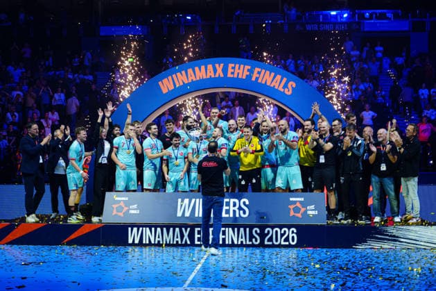 Roberto Garcia Parrondo (MT Melsungen, Trainer) mit EHF Pokal GER, THW Kiel vs. MT Melsungen, Handball, EHF European League, Finale, Saison 2025 2026, 31.05.2026 GER, THW Kiel vs. MT Melsungen, Handball, EHF European League, Finale, Saison 2025 2026, 31.05.2026 Hamburg Copyright: xEibner-Pressefoto MarcelxvonxFehrnx EP_MFN