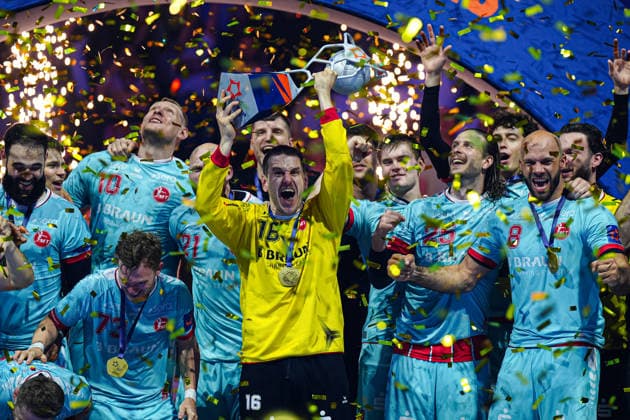 Nebojsa Simic (MT Melsungen, 16) mit EHF Pokal GER, THW Kiel vs. MT Melsungen, Handball, EHF European League, Finale, Saison 2025 2026, 31.05.2026 GER, THW Kiel vs. MT Melsungen, Handball, EHF European League, Finale, Saison 2025 2026, 31.05.2026 Hamburg Copyright: xEibner-Pressefoto MarcelxvonxFehx EP_MFN
