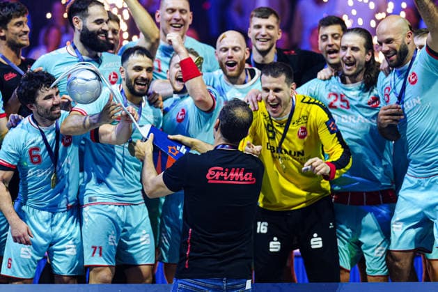 Roberto Garcia Parrondo (MT Melsungen, Trainer) mit EHF Pokal GER, THW Kiel vs. MT Melsungen, Handball, EHF European League, Finale, Saison 2025 2026, 31.05.2026 GER, THW Kiel vs. MT Melsungen, Handball, EHF European League, Finale, Saison 2025 2026, 31.05.2026 Hamburg Copyright: xEibner-Pressefoto MarcelxvonxFehrnx EP_MFN
