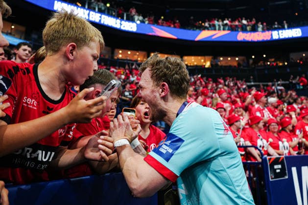 Timo Kastening (MT Melsungen, 73) feiert jubelt mit den Fans nach Sieg Spielende GER, THW Kiel vs. MT Melsungen, Handball, EHF European League, Finale, Saison 2025 2026, 31.05.2026 GER, THW Kiel vs. MT Melsungen, Handball, EHF European League, Finale, Saison 2025 2026, 31.05.2026 Hamburg Copyright: xEibner-Pressefoto MarcelxvonxFehrnx EP_MFN