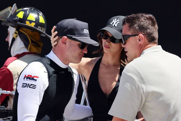 Mick Schumacher (GER) Honda 47 wird von Freundin Clara Ramos (POR) und Berater Dirk Müller (GER) nach dem Rennen aufgemuntert sowie getröstet, RLL Boxenstand, GP Detroit, Michigan, USA, 31.05.2026, IndyCar, Indy Car, IRL, USA Serie, US Motorsport, Rahal lettermann Lanigan Racing