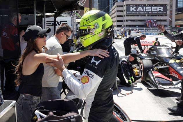 Freundin Clara Ramos (POR) tröstet Mick Schumacher (GER) Honda 47 nach dem Rennen, dahinter steht Berater Dirk Müller (GER) am RLL Boxenstand, GP Detroit, Michigan, USA, 31.05.2026, IndyCar, Indy Car, IRL, USA Serie, US Motorsport, Rahal lettermann Lanigan Racing