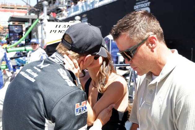 Mick Schumacher (GER) Honda 47 küsst Freundin Clara Ramos (POR) daneben berater Drik Müller (GER) nach dem Rennen, RLL Boxenstand, GP Detroit, Michigan, USA, 31.05.2026, IndyCar, Indy Car, IRL, USA Serie, US Motorsport, Rahal lettermann Lanigan Racing