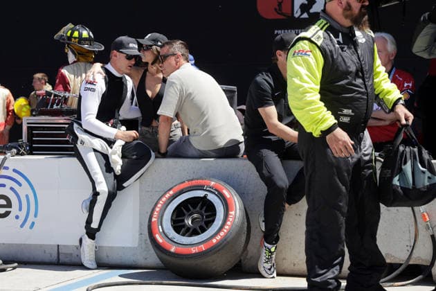 Mick Schumacher (GER) Honda 47 wir von Freundin Clara Ramos (POR) sowie Drik Müller (GER) Berater nach dem Rennen getröstet, GP Detroit, Michigan, USA, 31.05.2026, IndyCar, Indy Car, IRL, USA Serie, US Motorsport, Rahal lettermann Lanigan Racing