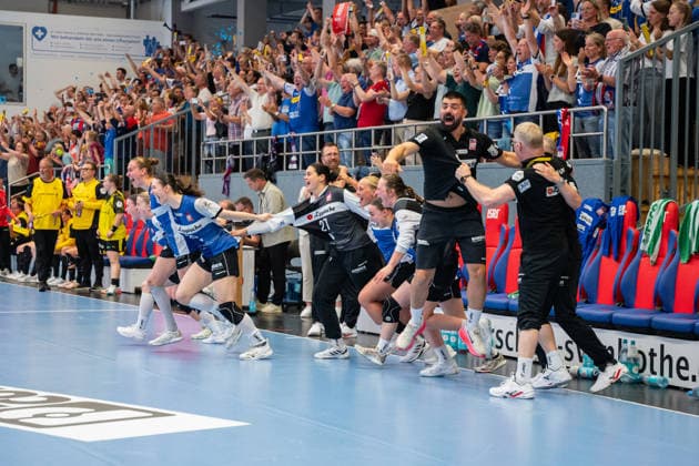 HSG Blomberg-Lippe (GER) vs. Borussia Dortmund (GER) Handball, 1. Handball Bundesliga Frauen, Finale, Spiel 3, 31.5.2026, Saision 2025 2026, Blomberg Die Mannschaft der HSG Blomberg-Lippe (GER) jubelt feiert ueber den Sieg und den Titel als deutscher Meister. Im Bild: Malin Sandberg (HSG Blomberg-Lippe, 28), Nuria Bucher (HSG Blomberg-Lippe, 21), Lara Lepschi (HSG Blomberg-Lippe, 27), Judith Tietjen (HSG Blomberg-Lippe, 22), Schaho Aziz (HSG Blomberg-Lippe, Physiotherapeut) Blomberg Sporthalle an der Ulmenallee Deutschland