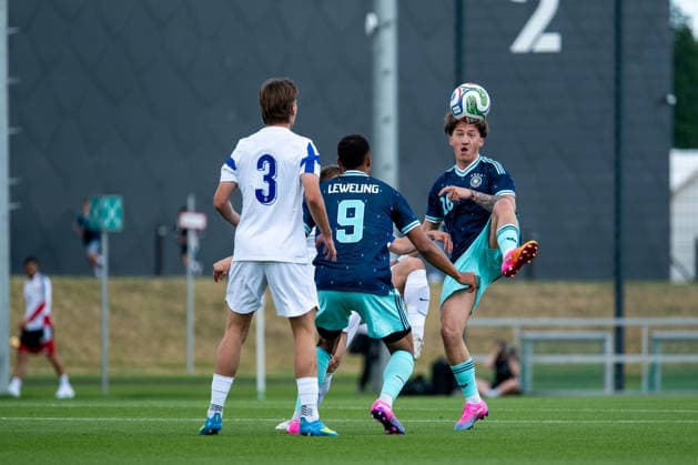 GER, Deutschland vs Finnland, Abschiedsevent und Trainingsspiel, WM Vorbereitung 2026 01.06.2026, DFB Campus, Frankfurt am Main, GER, Deutschland vs Finnland, Abschiedsevent und Trainingsspiel, WM Vorbereitung 2026, im Bild Angelo Stiller (Deutschland, 16) am Ball, davor Jamie Leweling (Deutschland, 09),