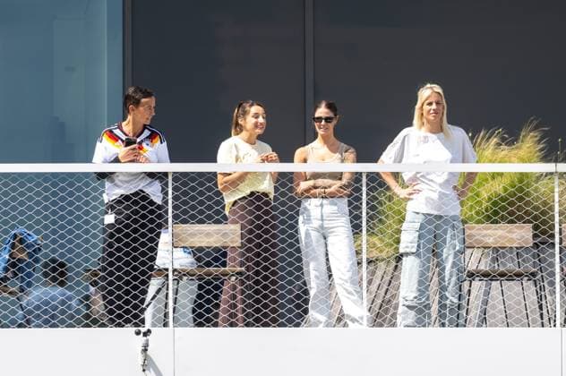 Fußball, Herren, Saison 2025 2026, DFB-Campus in Frankfurt, Training der deutschen Nationalelf, Testspiel der Reservisten gegen Finnland über 2 x 25 Minuten, Spielerfrauen auf der Tribüne, 2. v. l. Lena Wurzenberger, Frau von Bundestrainer Julian Nagelsmann (Deutschland), 01.06. 2026, Copyright: xMatthiasxKochx