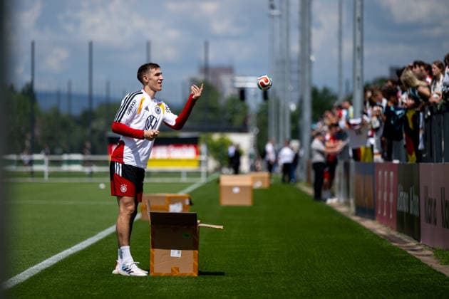 GER, Deutschland vs Finnland, Abschiedsevent und Trainingsspiel, WM Vorbereitung 2026 01.06.2026, DFB Campus, Frankfurt am Main, GER, Deutschland vs Finnland, Abschiedsevent und Trainingsspiel, WM Vorbereitung 2026, im Bild Nico Schlotterbeck (Deutschland, 15) wirft Bälle zu den Fans Zuschauern,