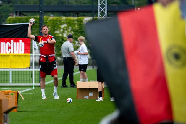 GER, Deutschland vs Finnland, Abschiedsevent und Trainingsspiel, WM Vorbereitung 2026 01.06.2026, DFB Campus, Frankfurt am Main, GER, Deutschland vs Finnland, Abschiedsevent und Trainingsspiel, WM Vorbereitung 2026, im Bild Julian Nagelsmann (Deutschland, Bundestrainer) wirft Bälle zu den Fans Zuschauern,