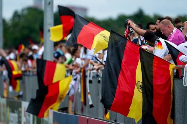 GER, Deutschland vs Finnland, Abschiedsevent und Trainingsspiel, WM Vorbereitung 2026 01.06.2026, DFB Campus, Frankfurt am Main, GER, Deutschland vs Finnland, Abschiedsevent und Trainingsspiel, WM Vorbereitung 2026, im Bild Fans mit Fahnen Flaggen in schwarz-rot-gold,