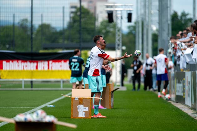 GER, Deutschland vs Finnland, Abschiedsevent und Trainingsspiel, WM Vorbereitung 2026 01.06.2026, DFB Campus, Frankfurt am Main, GER, Deutschland vs Finnland, Abschiedsevent und Trainingsspiel, WM Vorbereitung 2026, im Bild Pascal Groß (Deutschland, 13) wirft Bälle zu den Fans Zuschauern,