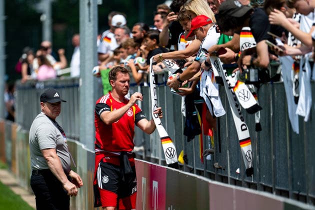 GER, Deutschland vs Finnland, Abschiedsevent und Trainingsspiel, WM Vorbereitung 2026 01.06.2026, DFB Campus, Frankfurt am Main, GER, Deutschland vs Finnland, Abschiedsevent und Trainingsspiel, WM Vorbereitung 2026, im Bild Julian Nagelsmann (Deutschland, Bundestrainer) schreibt Autogramme für die Fans Zuschauer auf der Tribüne,
