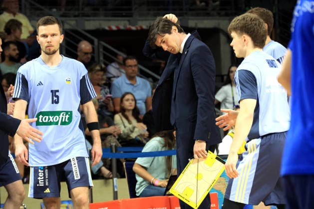 DEU, easyCredit BBL, ALBA vs. BMA365 Bamberg Baskets, 01.06.2026, Uber-Arena, Berlin, DEU, easyCredit BBL, ALBA vs. BMA365 Bamberg Baskets, im Bild CHEFTRAINER Pedro Calles (ALBA Berlin), ALBA-Spielerkreis