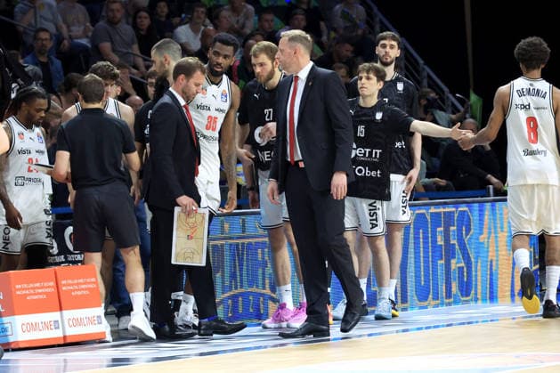 DEU, easyCredit BBL, ALBA vs. BMA365 Bamberg Baskets, 01.06.2026, Uber-Arena, Berlin, DEU, easyCredit BBL, ALBA vs. BMA365 Bamberg Baskets, im Bild Head Coach Anton Gavel (Bamberg), Bamberger-Spielerkreis