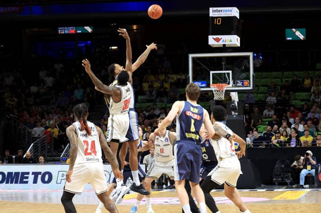 DEU, easyCredit BBL, ALBA vs. BMA365 Bamberg Baskets, 01.06.2026, Uber-Arena, Berlin, DEU, easyCredit BBL, ALBA vs. BMA365 Bamberg Baskets, im Bild J Wan Roberts (ALBA Berlin 13), Ejifor Onu (Bamberg 35)