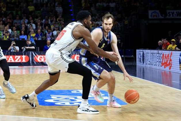DEU, easyCredit BBL, ALBA vs. BMA365 Bamberg Baskets, 01.06.2026, Uber-Arena, Berlin, DEU, easyCredit BBL, ALBA vs. BMA365 Bamberg Baskets, im Bild MALTE DELOW (ALBA Berlin 6), Ejifor Onu (Bamberg 35)