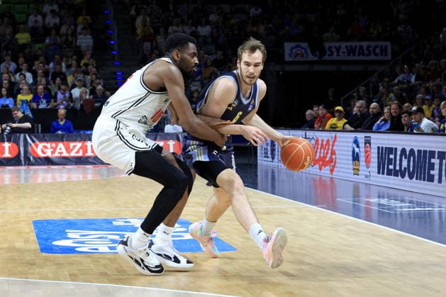DEU, easyCredit BBL, ALBA vs. BMA365 Bamberg Baskets, 01.06.2026, Uber-Arena, Berlin, DEU, easyCredit BBL, ALBA vs. BMA365 Bamberg Baskets, im Bild MALTE DELOW (ALBA Berlin 6), Ejifor Onu (Bamberg 35)
