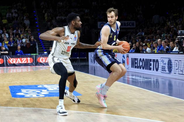 DEU, easyCredit BBL, ALBA vs. BMA365 Bamberg Baskets, 01.06.2026, Uber-Arena, Berlin, DEU, easyCredit BBL, ALBA vs. BMA365 Bamberg Baskets, im Bild MALTE DELOW (ALBA Berlin 6), Ejifor Onu (Bamberg 35)