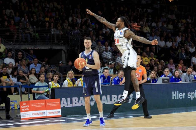 DEU, easyCredit BBL, ALBA vs. BMA365 Bamberg Baskets, 01.06.2026, Uber-Arena, Berlin, DEU, easyCredit BBL, ALBA vs. BMA365 Bamberg Baskets, im Bild JONAS MATTISSECK (ALBA Berlin 9), Cobe Williams (Bamberg 24)