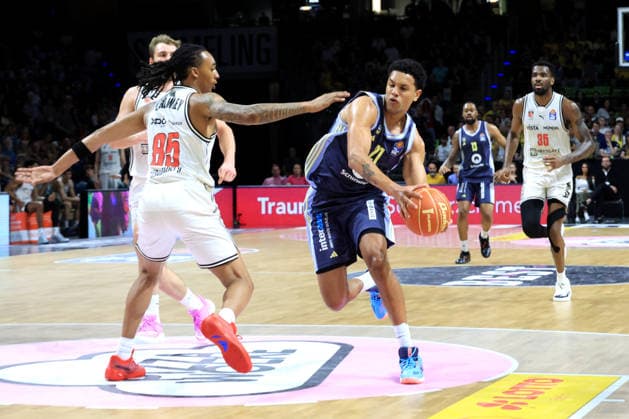 DEU, easyCredit BBL, ALBA vs. BMA365 Bamberg Baskets, 01.06.2026, Uber-Arena, Berlin, DEU, easyCredit BBL, ALBA vs. BMA365 Bamberg Baskets, im Bild Michael Rataj (ALBA Berlin 21), Ejifor Onu (Bamberg 35)