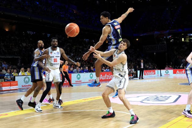 DEU, easyCredit BBL, ALBA vs. BMA365 Bamberg Baskets, 01.06.2026, Uber-Arena, Berlin, DEU, easyCredit BBL, ALBA vs. BMA365 Bamberg Baskets, im Bild Michael Rataj (ALBA Berlin 21), Zachary Ensminger (Bamberg 1)