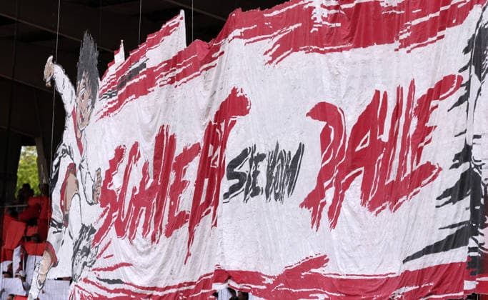 Würzburg, 01.06.2026, Stadion am Dallenberg, Fußball, Aufstiegspiele zur 3.Liga, Rückspiel , FWK Würzburger Kickers vs. 1.FC Lok Leipzig , Im Bild: Fans von Würzburg mit Transparent: SCHIESST SIE VOM DALLE , Nur für journalistische Zwecke. Only for editorial use! , Mit den abgebildeten Person (en) gibt es kein Model Release Einverständniserklärung. PICTURE POINT übernimmt keine Haftung bei Verletzung der Persönlichkeitsrechte. ,