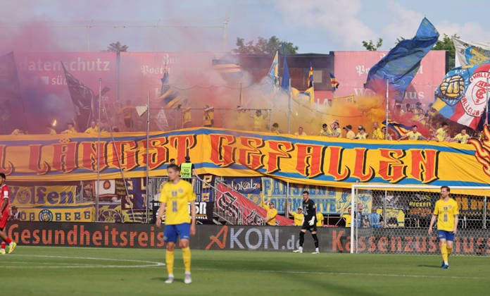 Würzburg, 01.06.2026, Stadion am Dallenberg, Fußball, Aufstiegspiele zur 3.Liga, Rückspiel , FWK Würzburger Kickers vs. 1.FC Lok Leipzig , Im Bild: Fans von Lok Leipzig zünden Bengalos , Nur für journalistische Zwecke. Only for editorial use! , Mit den abgebildeten Person (en) gibt es kein Model Release Einverständniserklärung. PICTURE POINT übernimmt keine Haftung bei Verletzung der Persönlichkeitsrechte. ,